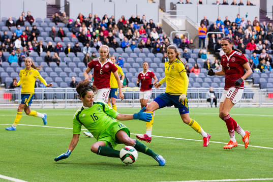 Danmarks målvakt Cecilie Breil Kramer med en räddning