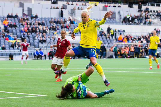 Sveriges Caroline Seger hoppar över Danmarks målvakt