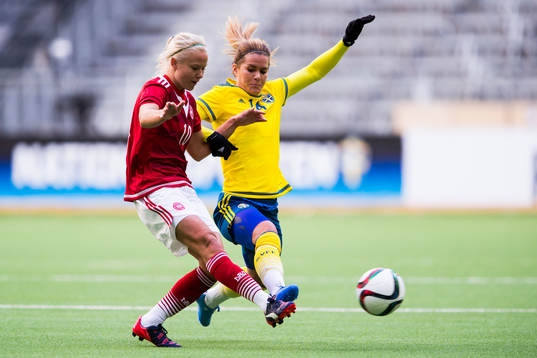 Danmarks Pernille Harder i kamp om bollen med Sveriges