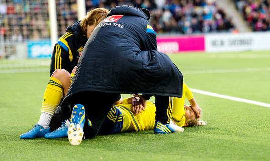 Sveriges Sofia Jakobsson blir tagen av planen