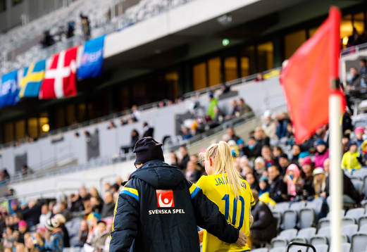 Sveriges Sofia Jakobsson blir tagen av planen