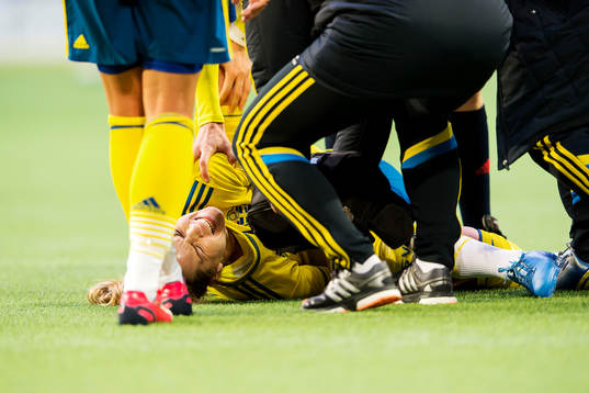 Sveriges Hanna Folkesson blir skadad