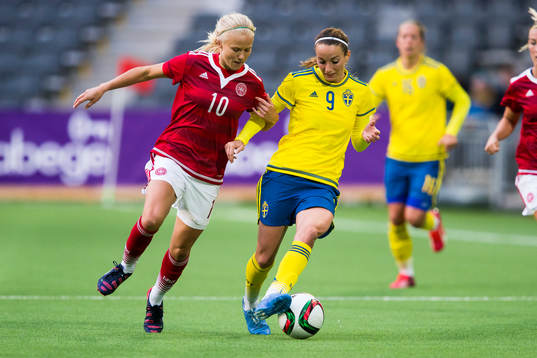Danmarks Pernille Harder håller tar i armen om Sveriges