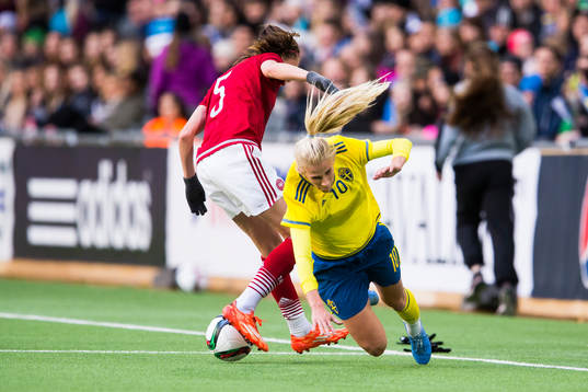 Danmarks Simone Boye Sørensen tar bollen av Sveriges Sofia