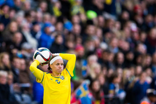 Sveriges Sara Thunebro med ett inkast