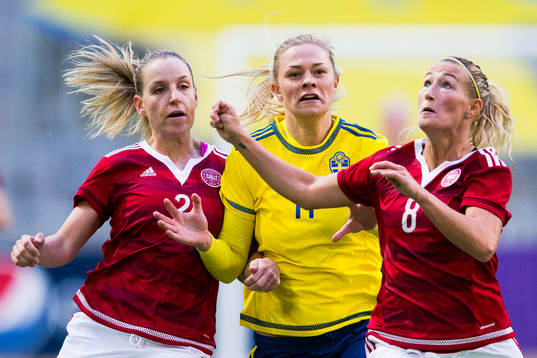 Danmarks Cecilie Sandvej (v) och Therese Nielsen (h) i en