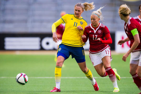 Sveriges Fridolina Rolfö i kamp om bollen med Danmarks