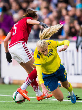 Danmarks Simone Boye Sørensen tar bollen av Sveriges Sofia