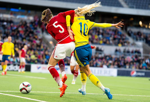 Sveriges Sofia Jakobsson vrider om armen i en närkamp med
