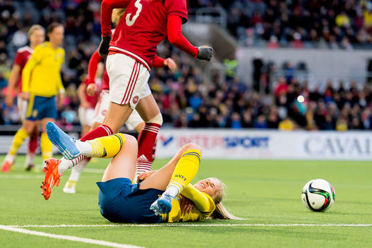 Sveriges Sofia Jakobsson skadar sig