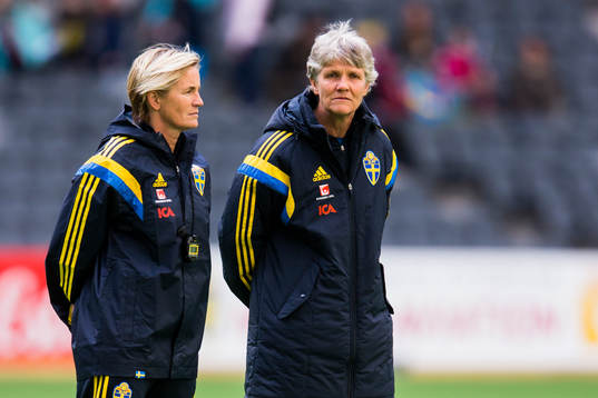 Sveriges assisterande förbundskapten Lilie Persson och