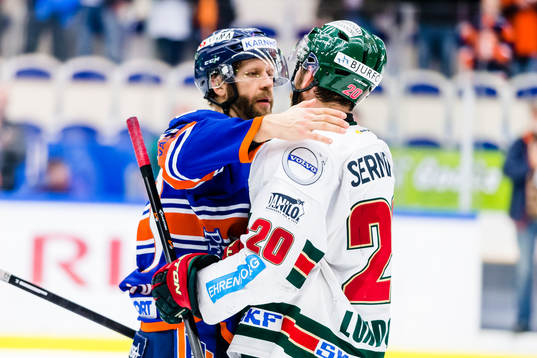 Växjös Tomi Kallio kramar Frölundas Joel Lundqvist
