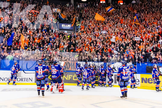 Växjös spelare firar framför fansen