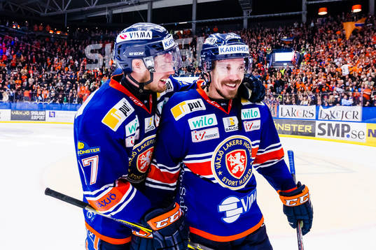 Växjös Alexander Johansson och Teemu Laakso jublar