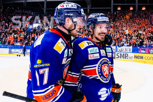 Växjös Alexander Johansson och Teemu Laakso jublar