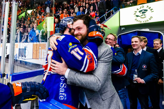 Växjös Alexander Johansson blir omfamnad av en tårögd