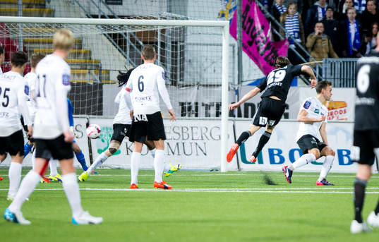 IFK Göteborgs Lasse Vibe gör 0-2 och jublar fram IFK