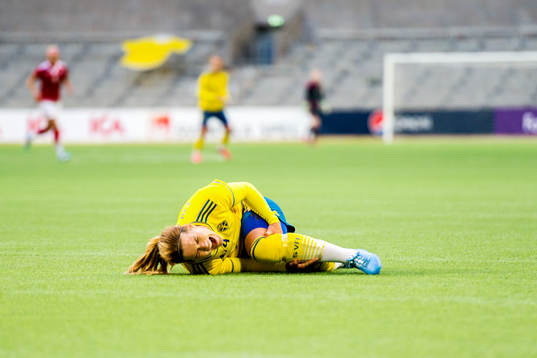 Sveriges Hanna Folkesson skadar sig