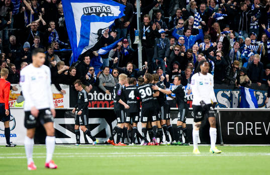 IFK Göteborgs Lasse Vibe gör 0-2 och jublar framför IFK