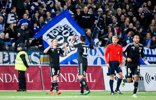 IFK Göteborgs Lasse Vibe gör 0-2 och jublar framför IFK
