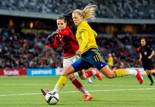 Sveriges Fridolina Rolfö och Danmarks Simone Boye