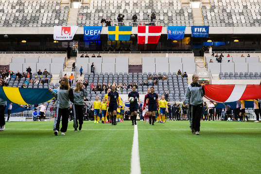Spelarna gör entré innan fotbollslandskampen mellan