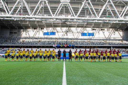 Sveriges och Danmarks spelare ställer upp på Tele2 Arena