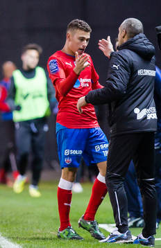 Helsingborgs Jordan Larsson tackas av Helsingborgs manager