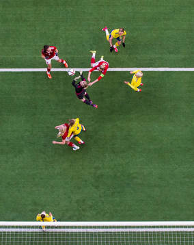 Sveriges målvakt Hedvig Lindahl plockar ner bollen i en