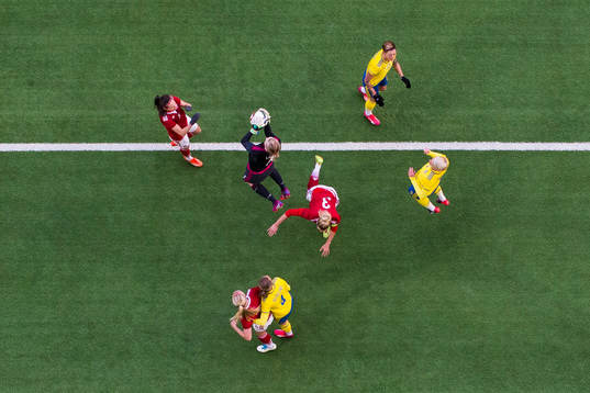Sveriges målvakt Hedvig Lindahl plockar ner bollen i en