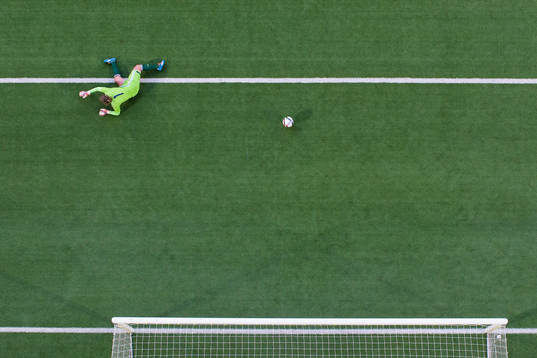 Danmarks målvakt Stina Lykke Petersen släpper in 3-2