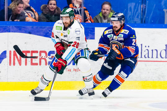 Frölundas Joel Lundqvist jagas av Växjös Teemu Laakso