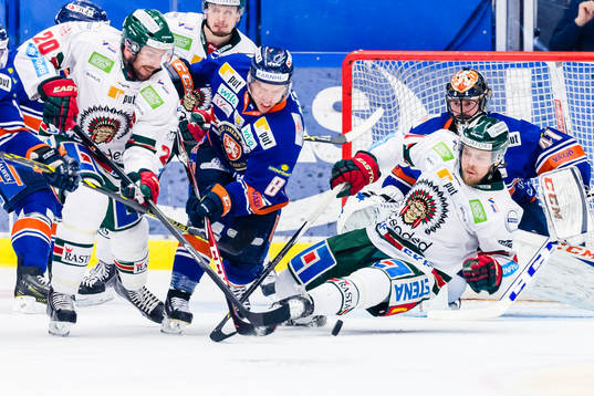 Kamp mellan Frölundas Joel Lundqvist, Nicklas Lasu och
