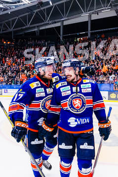 Växjös Alexander Johansson och Teemu Laakso firar