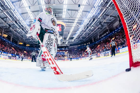 Frölundas målvakt Lars Johansson deppar när han plockar