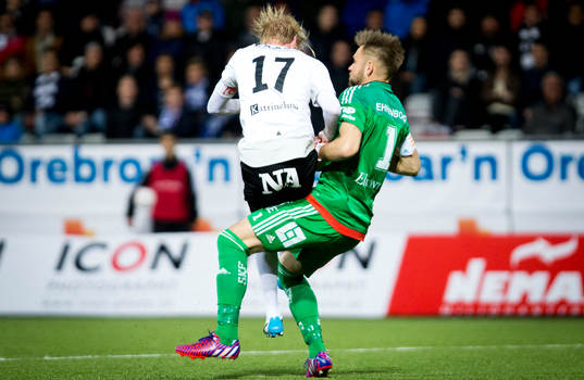 Örebros Karl Holmberg och IFK Göteborgs målvakt John