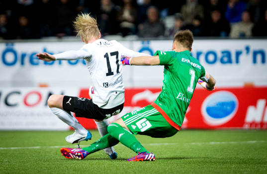 Örebros Karl Holmberg och IFK Göteborgs målvakt John