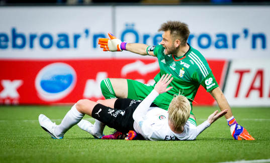 Örebros Karl Holmberg och IFK Göteborgs målvakt John