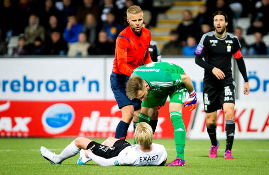 Örebros Karl Holmberg och IFK Göteborgs målvakt John