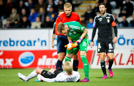 Örebros Karl Holmberg och IFK Göteborgs målvakt John