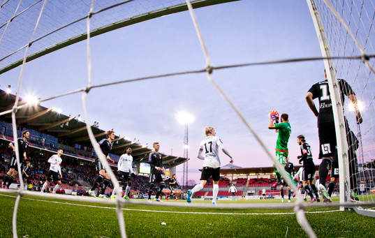 IFK Göteborgs målvakt John Alvbåge räddar bollen