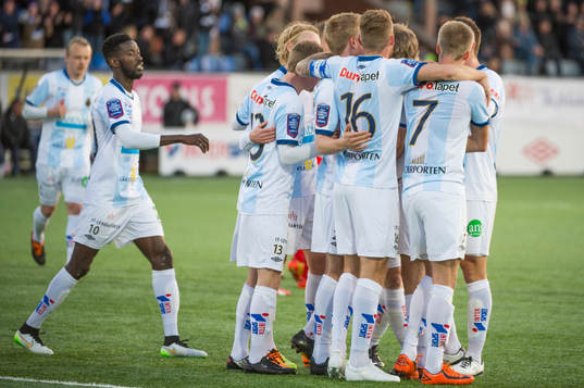 Gefles Johan Oremo gör 2-0 och jublar med Dioh Williams,