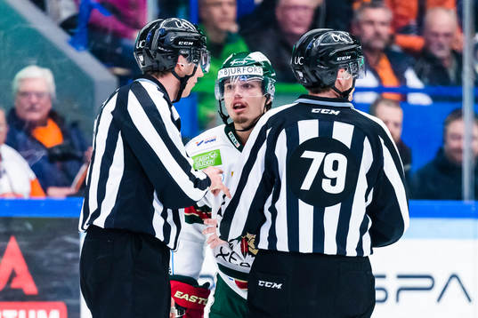 Frölundas Andreas Johnson pratar med Linjedomare Andreas