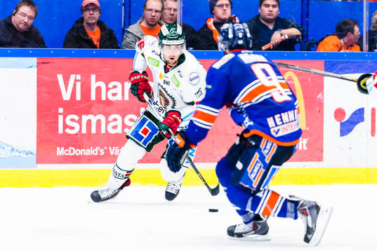 Frölundas Erik Gustafsson jagas av Växjös Josh Hennessy