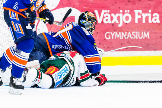 Växjös målvakt Cristopher Nihlstorp ligger på