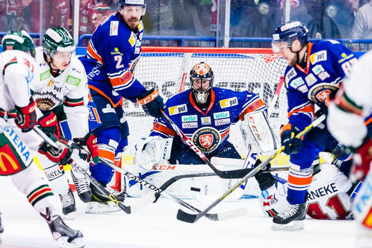Växjös målvakt Cristopher Nihlstorp fokuserar på pucken