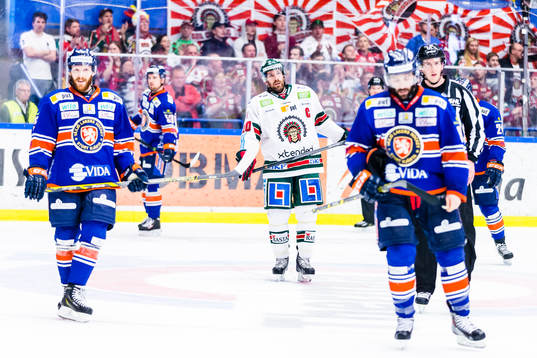 Frölundas Joel Lundqvist mellan Växjös Liam Reddox och