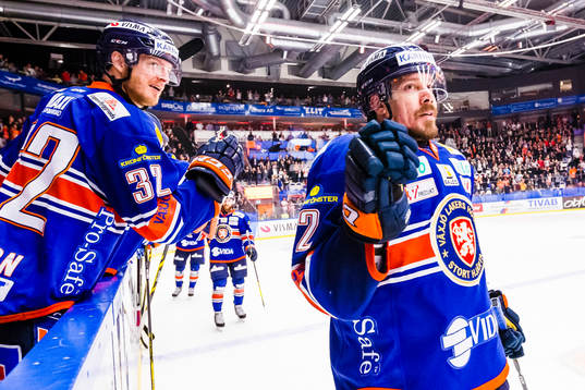 Växjös Nick Johnson och Teemu Laakso firar