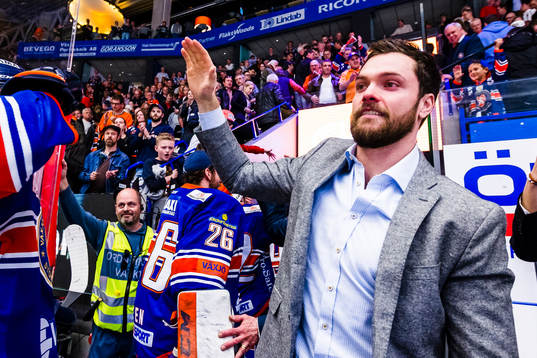 Växjös Noah Welch är tårögd och firar med spelarna