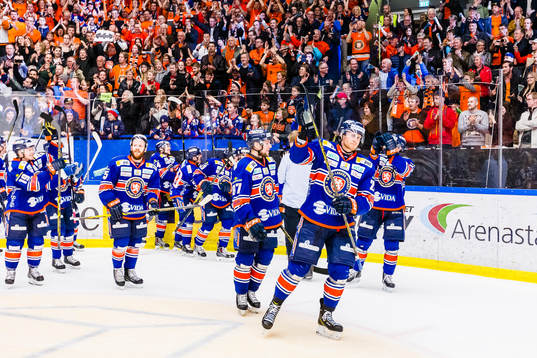 Växjös spelare firar framför fansen